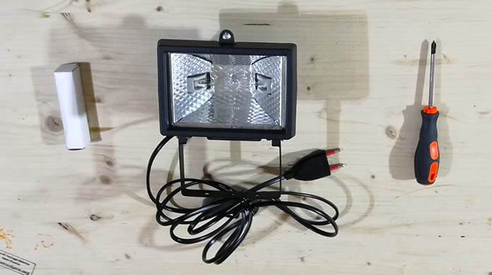 We ship each Elio lamp with the bulb mounted (150 W) and we include 2 spare bulbs.