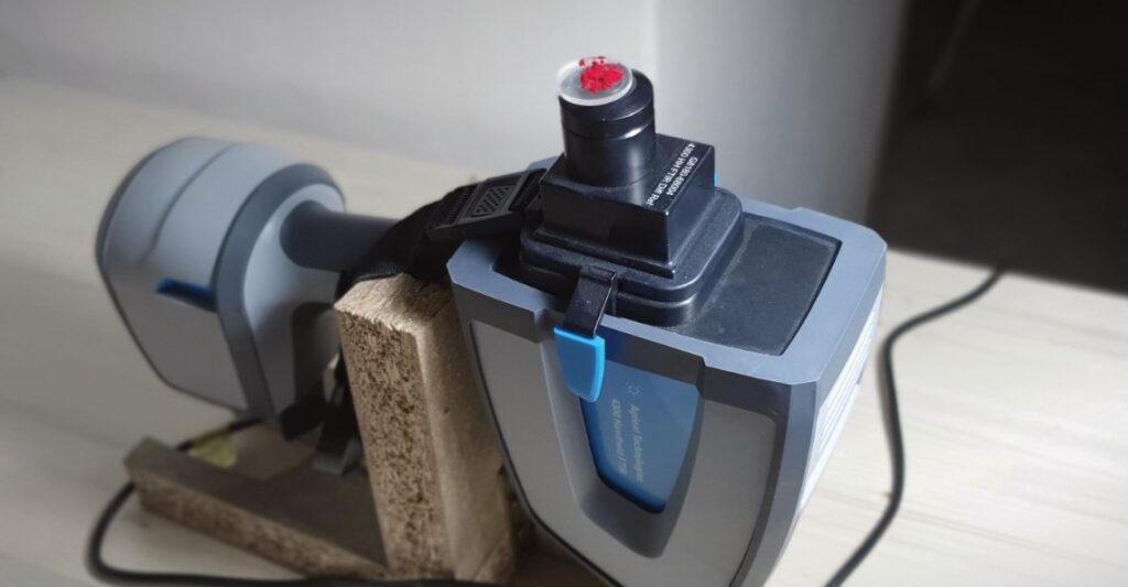Figure [5]. The IR transparent window holding the powder pigment is loaded on the probe for
the spectrum acquisition.